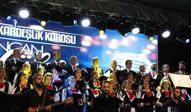 Erzincan’da farklı meslek gruplarından insanların bir araya geldiği “Kardeşlik Korosu” konser verdi