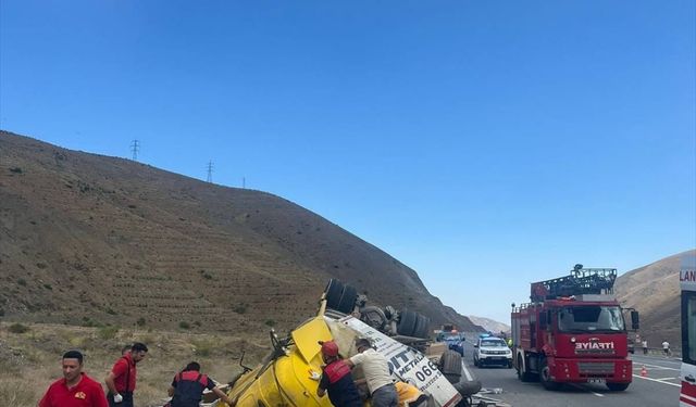 Erzincan'da iki aracın çarpıştığı kazada 4 kişi öldü, 2 kişi yaralandı