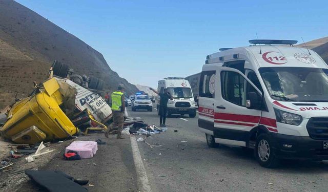 Erzincan’da tır ile otomobil çarpıştı: 4 ölü, 2 yaralı