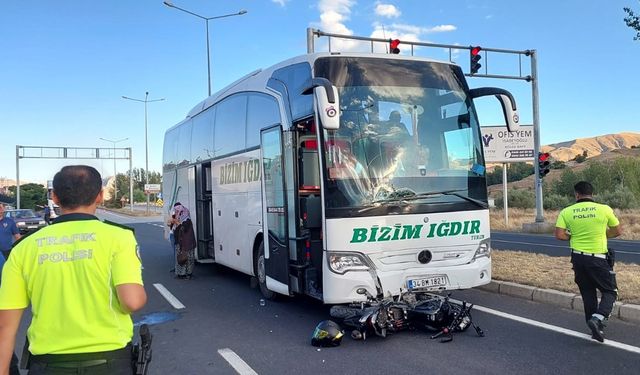 Erzincan'da yolcu otobüsü ile çarpışan motosikletteki 2 kişi ağır yaralandı