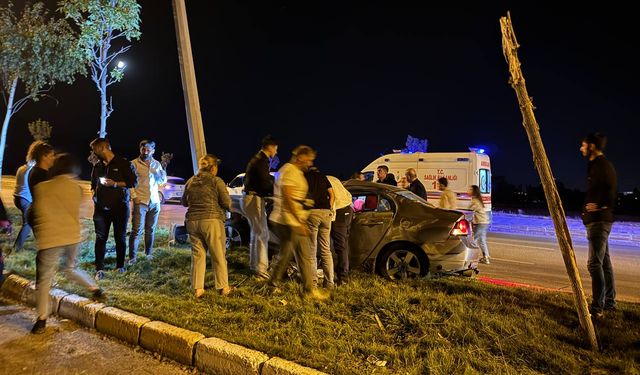 Erzurum'da aydınlatma direğine çarpan otomobilin sürücüsü öldü, 2 kişi yaralandı