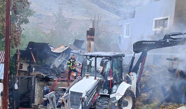 Erzurum'da çıkan yangında ev, ahır ve samanlık zarar gördü