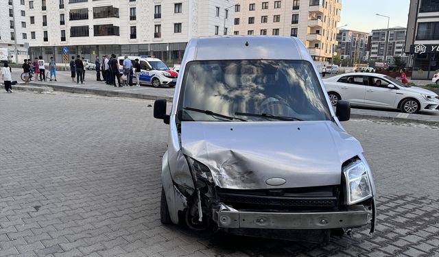 Erzurum'da hafif ticari araçların çarpışması sonucu 5 kişi yaralandı