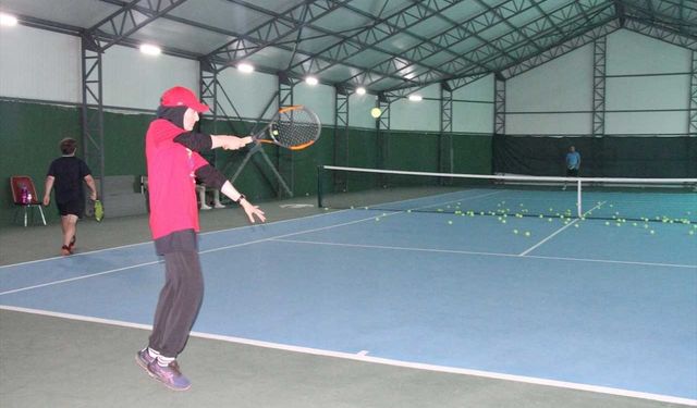 Erzurum'da kapalı hale getirilen Mevlana Vadisindeki tenis kortu sezona hazır