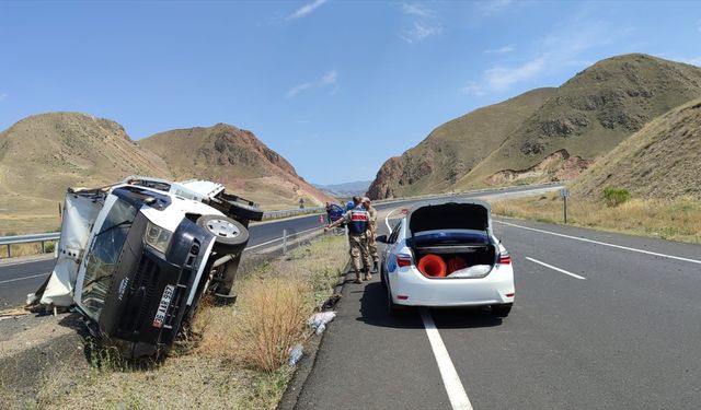 Erzurum'da tavuk yüklü kamyonet devrildi, 2 kişi yaralandı