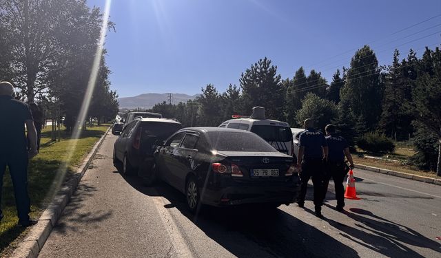 Erzurum'da zincirleme trafik kazasında 2 kişi yaralandı