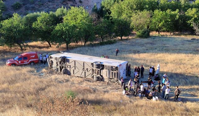 GÜNCELLEME - Malatya'da yolcu otobüsünün devrilmesi sonucu 14 kişi yaralandı