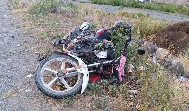 Kars’ta motosikletle kamyonet çarpıştı, 1 kişi ağır yaralandı