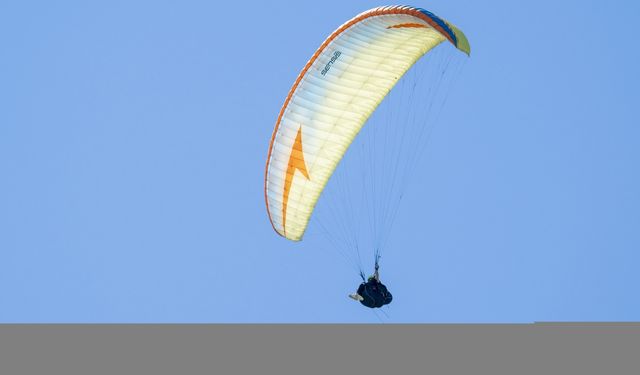 Kars'ta yamaç paraşütü pilotları Ani için uçtu