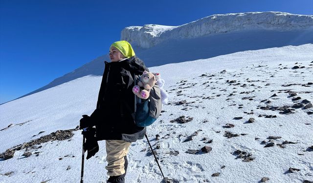 Lise öğrencisi Meryem, oyuncak ayıcıklarla Ağrı Dağı'nın zirvesine tırmandı