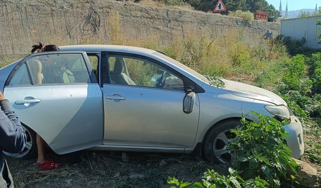 Malatya'da bahçeye devrilen otomobildeki 3 kişi yaralandı