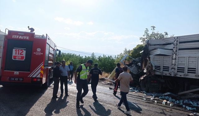 Malatya'da iki tırın çarpışması sonucu 1 kişi öldü