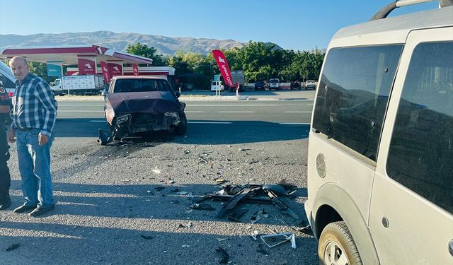 Malatya'da otomobille hafif ticari araç çarpıştı, sürücüler yaralandı