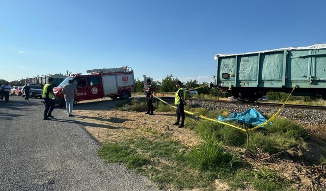 Malatya'da yük treninin çarptığı tarım aracında ölen anne ve 2 çocuğu defnedildi