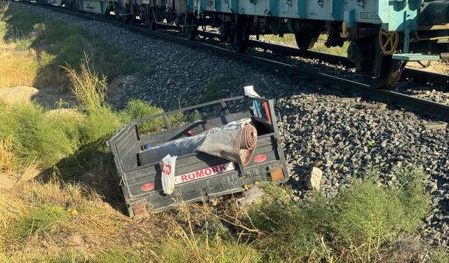 Malatya'da yük treninin çarptığı tarım aracındaki 3 kişi öldü, 1 kişi yaralandı