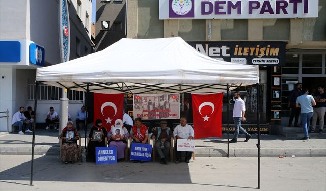 Muşlu aileler, DEM Parti önündeki eylemlerine devam etti