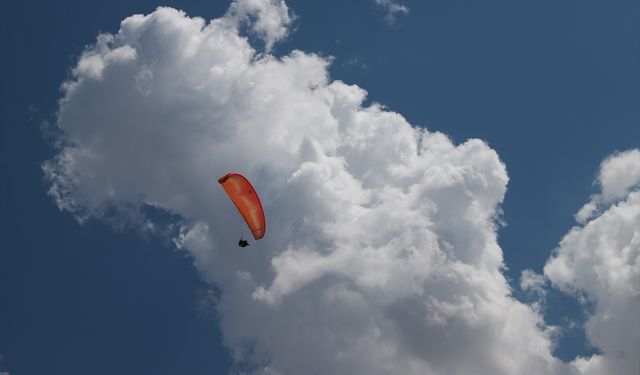 Paraşüt tutkunu kadınlar, Van Gölü semalarında süzüldü