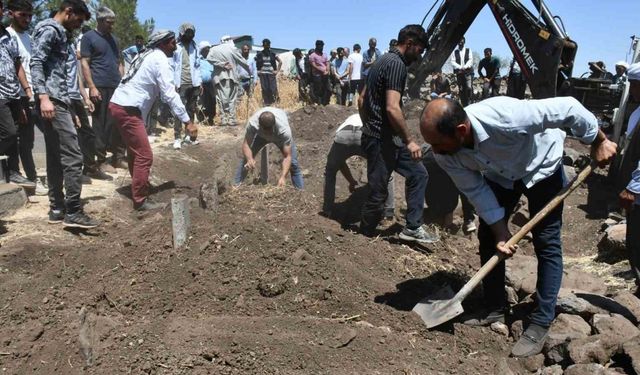 Şanlıurfa’daki kazada vefat eden 5 çocuk Siverek’te yan yana toprağa verildi