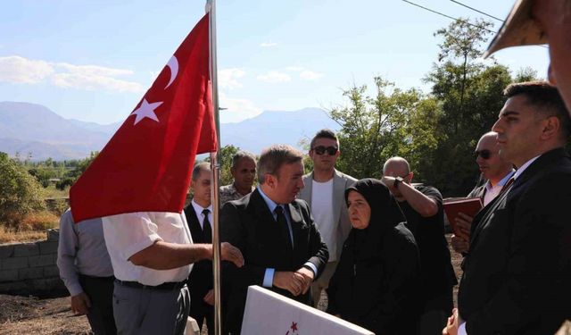 Şehit mezarına bayrak asma töreni düzenlendi