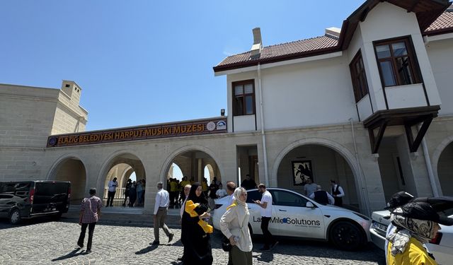 Turistik Tatvan Treni Elazığ'da mola verdi, yolcular şehri gezdi