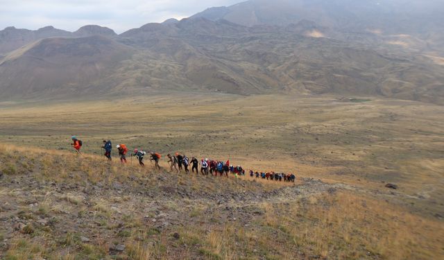 Turizme açılan Küçük Ağrı Dağı'nda "Üç Ülke Tek Zirve"de buluştu