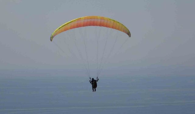 Van Gölü sahilinde yamaç paraşütü yarışması nefes kesti