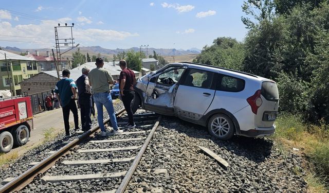 Van'da trenin çarptığı otomobilin sürücüsü yaralandı