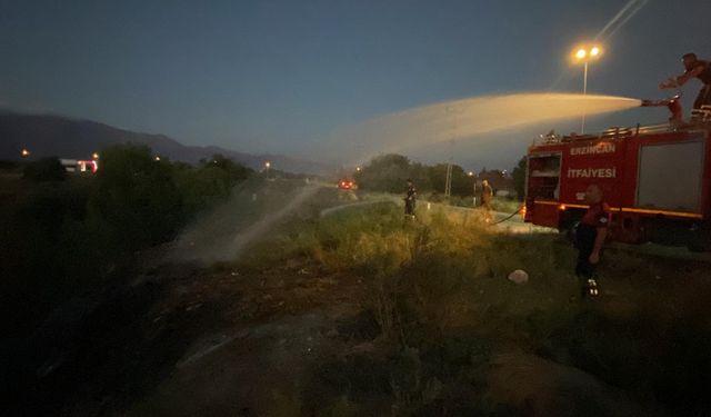 Erzincan’ da arazi yangınına itfaiye ekipleri müdahale etti