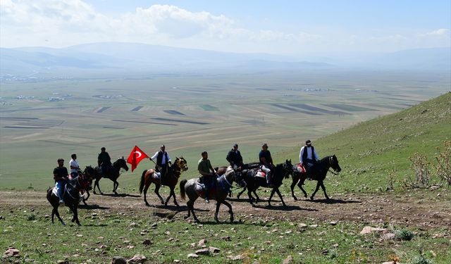 Ardahan Valisi Çiçek, atla çıktığı tarihi tabyada inceleme yaptı