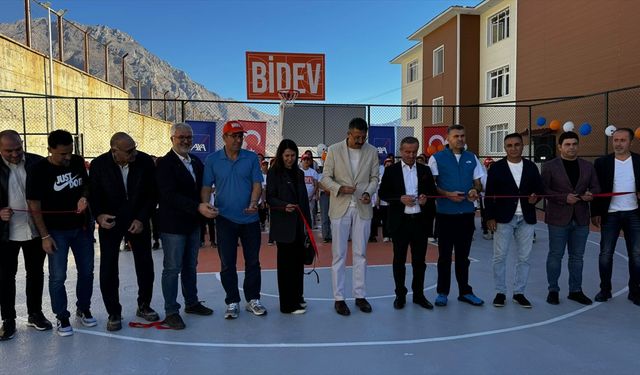 BİDEV'in katkılarıyla Hakkari'de yapılan basketbol sahası açıldı