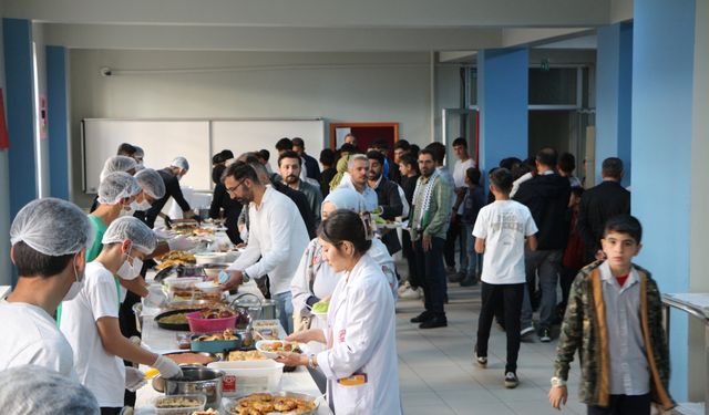 Bingöl'de öğretmen ve öğrencilerden Filistin yararına kermes