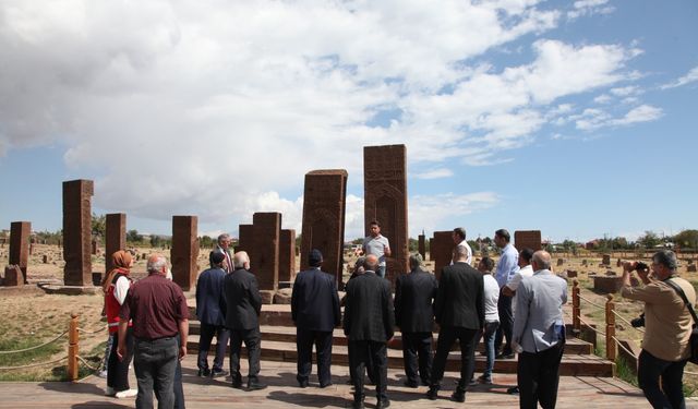 Bitlis'te gaziler, Ahlat'taki tarihi mekanları gezdi