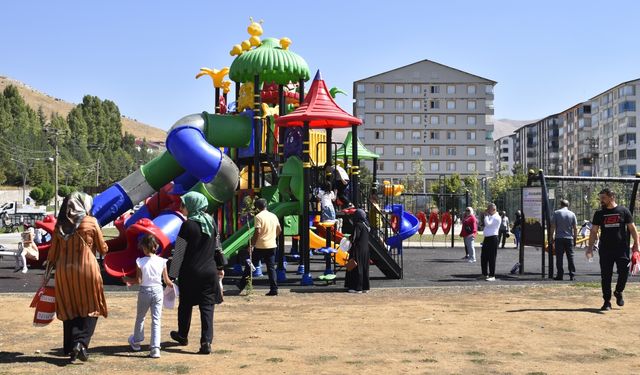 Bitlis'te okula yeni başlayan öğrencilerden kortej yürüyüşü