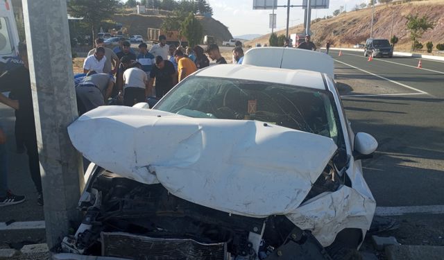 Elazığ'da minibüs ile otomobilin çarpıştığı kazada 2 kişi yaralandı