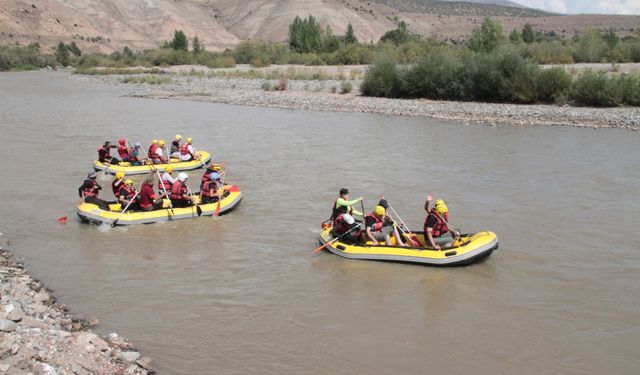 Erzincan Valisi Hamza Aydoğdu ve gaziler Karasu Nehri'nde rafting yaptı