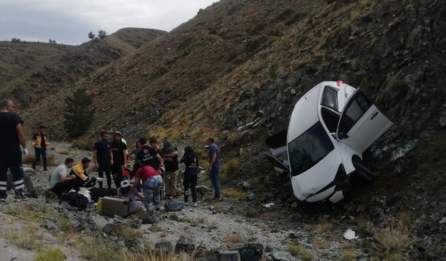 Erzincan'da devrilen otomobildeki 3 kişi yaralandı