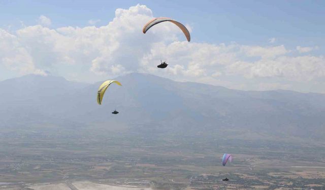 Erzincan’da gökyüzü paraşütçülerle şenlendi