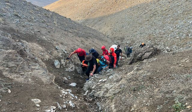 Erzincan'da mahsur kalan yaralı paraşütçü ekiplerce kurtarıldı(VİDEO)