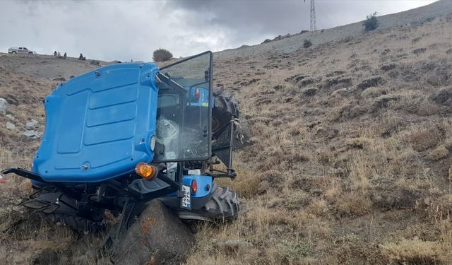 Erzincan’da şarampole devrilen traktördeki baba oğul yaralandı