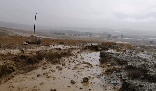 Erzincan'da Sel, Büyük Taşları Yerlerinden Sökerek Tarım Arazilerine Bıraktı(VİDEO HABER)