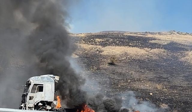 Erzincan'da seyir halinde alev alan tır kullanılamaz hale geldi