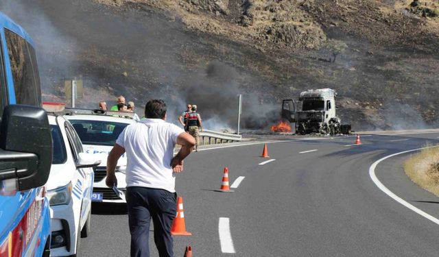 Erzincan’da seyir halindeki tır alev alev yandı bu (VİDEOLU)