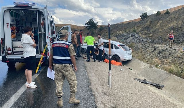 Erzincan'da yoldan çıkan otomobildeki 4 kişi yaralandı