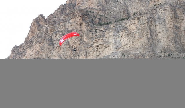 Erzurum semalarında wingsuit uçuşu ve akrobasi gösterisi