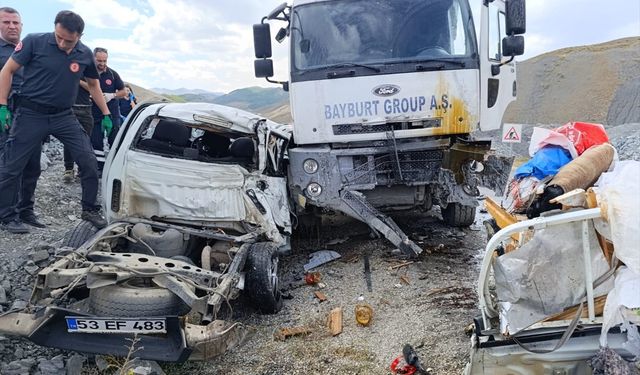 Erzurum'da hafriyat kamyonu ile pikabın çarpıştığı kazada 3 kişi öldü, 2 kişi yaralandı