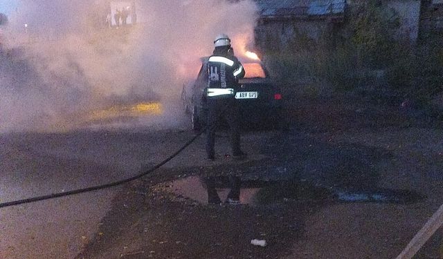 Erzurum'da park halindeki otomobil yangında kullanılamaz hale geldi