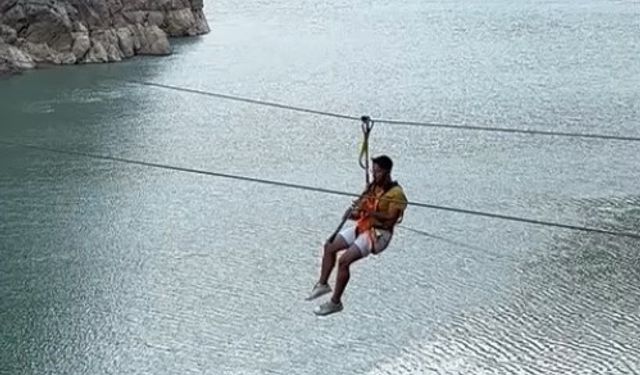 Fırat Nehri’nin muhteşem manzarası eşliğinde zipline yaparak klarnet çaldı