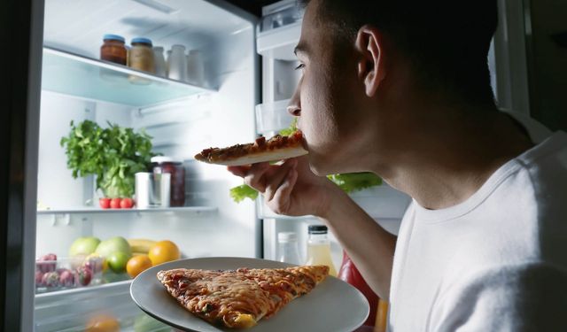 Yatmadan önce yemek yerseniz bakın neler oluyor!