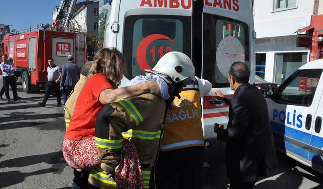 GÜNCELLEME - Kars'ta otelde çıkan yangın söndürüldü