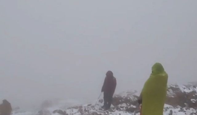 Hakkari'de Cilo Dağı'na tırmanan dağcılar kara yağışına yakalandı